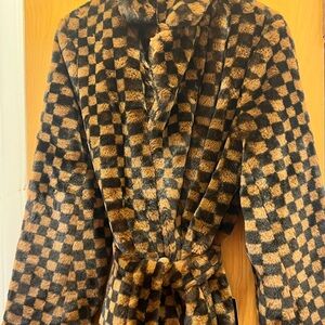 Chic Checkered Teddy Jacket in Black and Brown